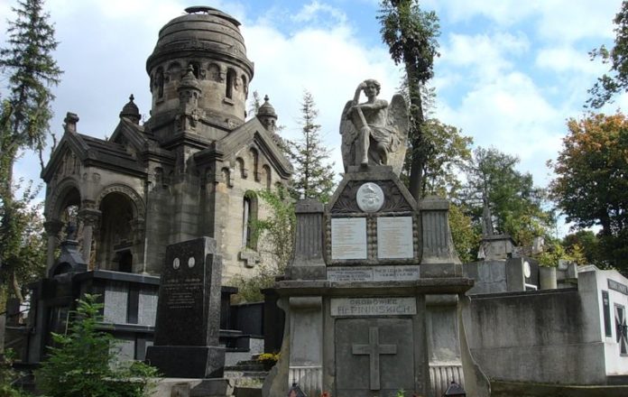Вночі у Львові «замінували» Личаківський цвинтар Вночі у Львові «замінували» Личаківський цвинтар