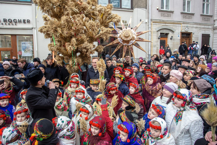 У центрі Львова встановили триметрового дідуха (фоторепортаж) У центрі Львова встановили триметрового дідуха (фоторепортаж)