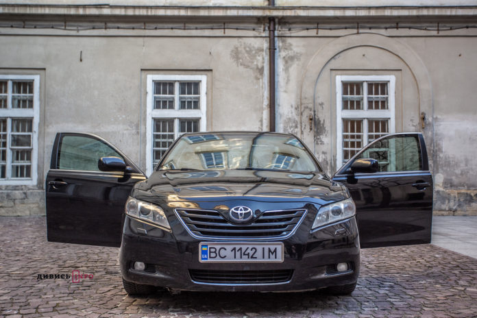 Автомобіль-легенду Садового продають на аукціоні, охочих бракує (фото) Автомобіль-легенду Садового продають на аукціоні, охочих бракує (фото)