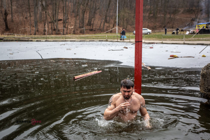Як попри застереження ПЦУ львів’яни пірнають в ополонку на Водохреще (фоторепортаж) Як попри застереження ПЦУ львів’яни пірнають в ополонку на Водохреще (фоторепортаж)
