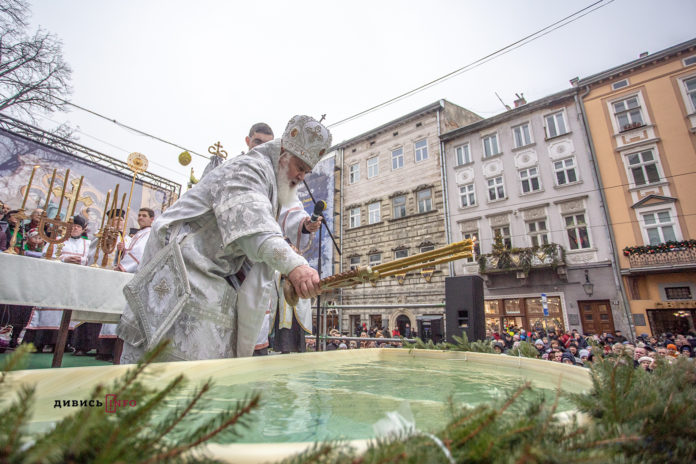 У Львові на площі Ринок провели загальноміське освячення води (фоторепортаж) У Львові на площі Ринок провели загальноміське освячення води (фоторепортаж)