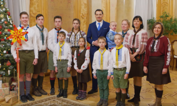 “Пластуни” завітали до Кабінету міністрів із колядками (відео) “Пластуни” завітали до Кабінету міністрів із колядками (відео)
