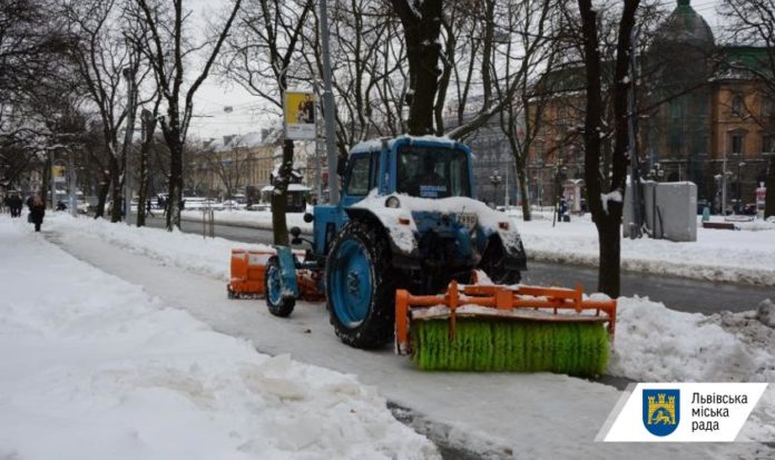 До прибирання міста від снігу залучено 54 одиниці техніки До прибирання міста від снігу залучено 54 одиниці техніки