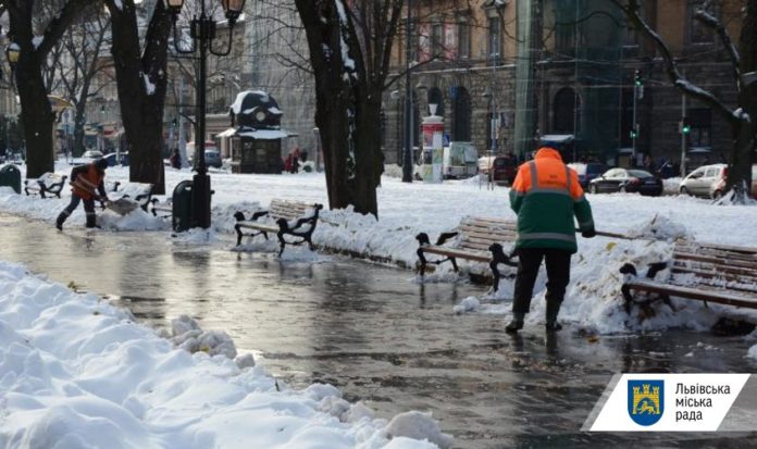 До прибирання міста від снігу було залучено 8 одиниць техніки До прибирання міста від снігу було залучено 8 одиниць техніки