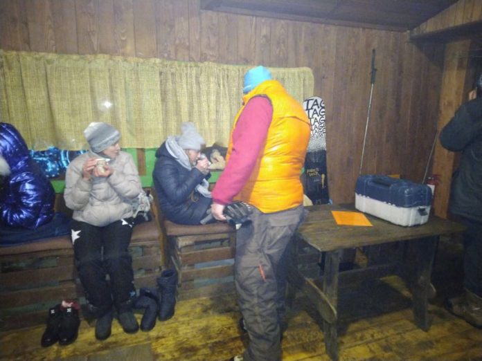 На Львівщині десятки туристів застрягли на підйомнику (фото) На Львівщині десятки туристів застрягли на підйомнику (фото)