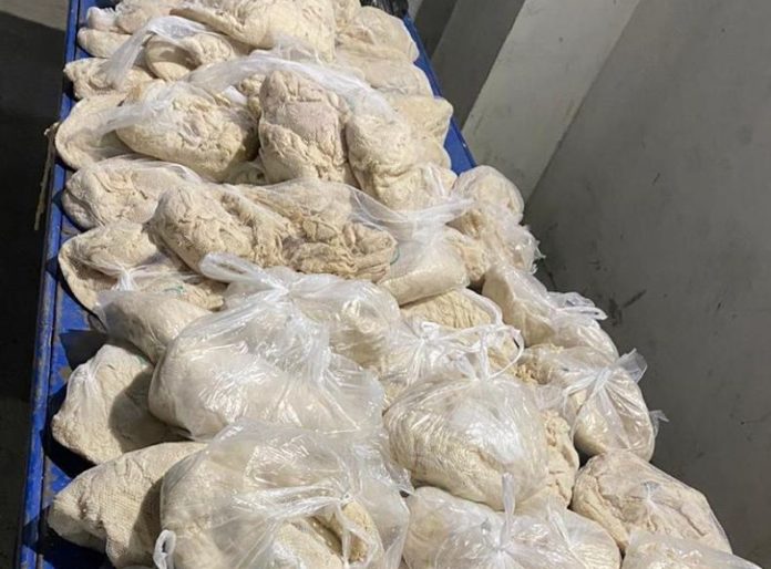 На Львівщині затримали жінку із сотнями кілограмів нелегальних кишки та сала На Львівщині затримали жінку із сотнями кілограмів нелегальних кишки та сала