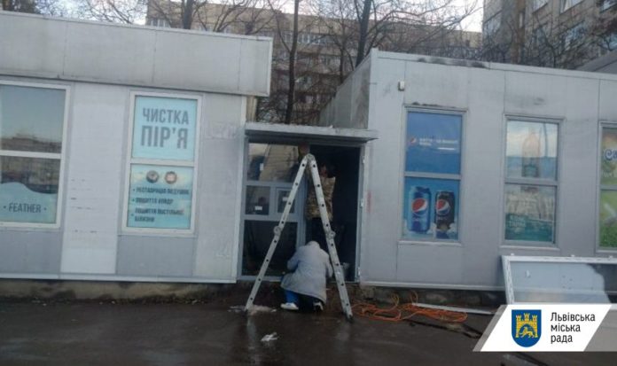 Власник МАФів на вулиці Кн. Ольги має посадити нове дерево на місці знищеного – мерія Власник МАФів на вулиці Кн. Ольги має посадити нове дерево на місці знищеного – мерія