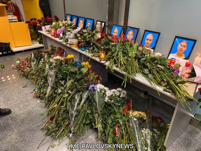 Зі сльозами на очах: у Борисполі покладають квіти загиблому екіпажу МАУ Зі сльозами на очах: у Борисполі покладають квіти загиблому екіпажу МАУ