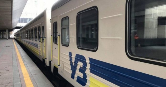 Четверо пасажирів побили провідника у поїзді через зауваження не курити в тамбурі – УЗ Четверо пасажирів побили провідника у поїзді через зауваження не курити в тамбурі – УЗ
