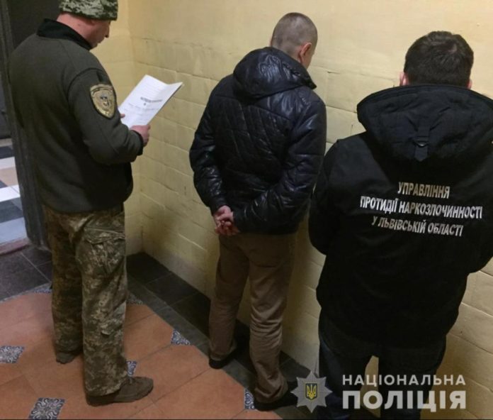 У Львові чоловік передавав наркотики знайомій у в’язницю У Львові чоловік передавав наркотики знайомій у в’язницю
