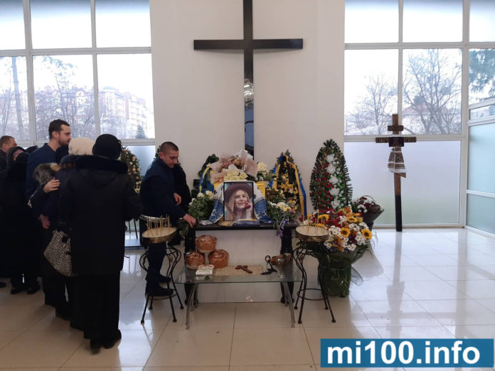 У Франківську прощаються з загиблою бортпровідницею Марією Микитюк (фото) У Франківську прощаються з загиблою бортпровідницею Марією Микитюк (фото)