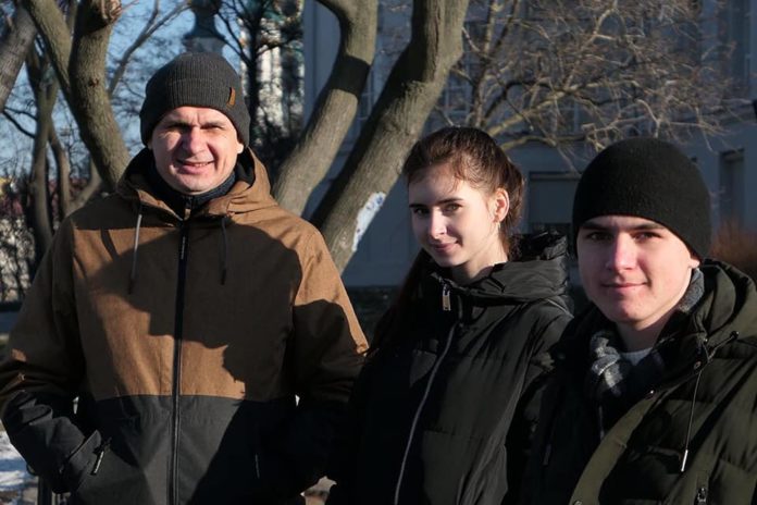 Сенцов, попри спротив ексдружини, перевіз сина із Криму Сенцов, попри спротив ексдружини, перевіз сина із Криму