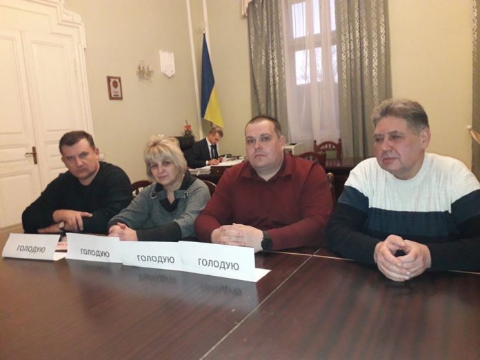 Шахтарі оголосили голодування в будівлі Львівської ОДА Шахтарі оголосили голодування в будівлі Львівської ОДА