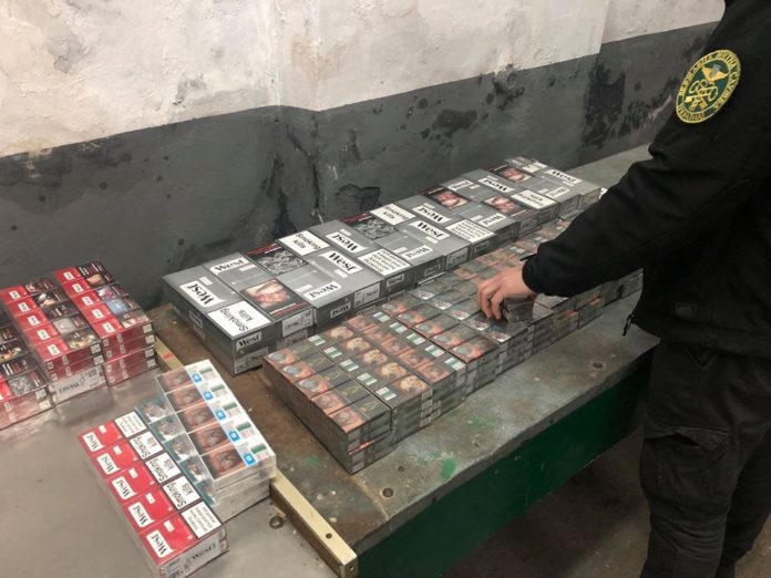 На Львівщині митники вилучили тисячі пачок сигарет На Львівщині митники вилучили тисячі пачок сигарет