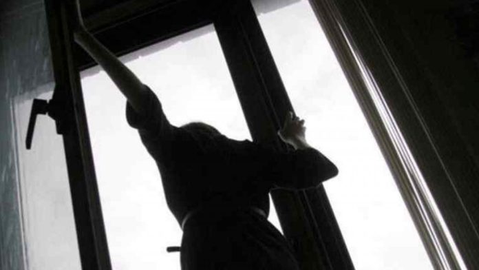 У Львові молода дівчина вистрибнула з шостого поверху У Львові молода дівчина вистрибнула з шостого поверху