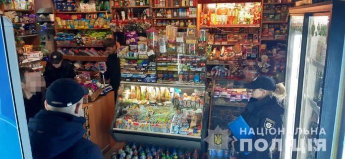 У Львові затримали розбійника, який з пістолетом нападав на торгівельні заклади (фото) У Львові затримали розбійника, який з пістолетом нападав на торгівельні заклади (фото)