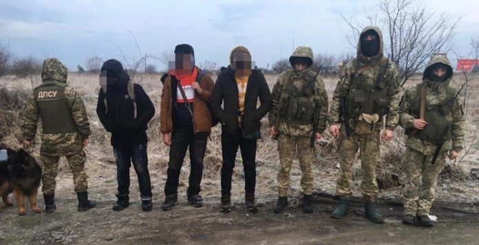 Львівські прикордонники затримали трьох марокканців Львівські прикордонники затримали трьох марокканців