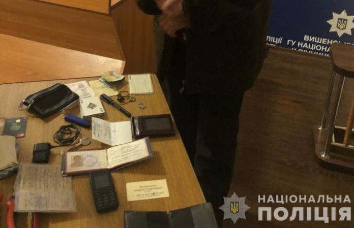 У Вінниці чоловік вкрав з храму мощі святого Миколая (відео) У Вінниці чоловік вкрав з храму мощі святого Миколая (відео)
