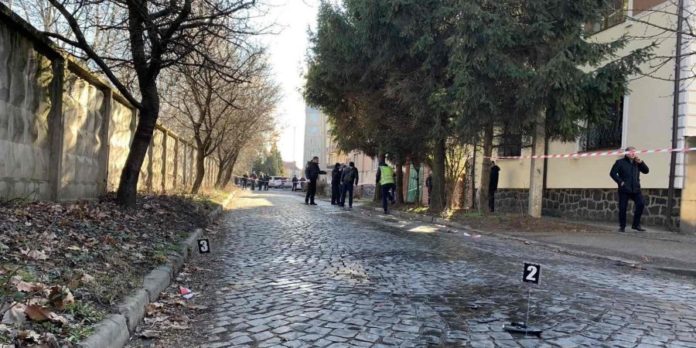 У Мукачеві стріляли в чоловіка з оточення екснардепа Ланя У Мукачеві стріляли в чоловіка з оточення екснардепа Ланя