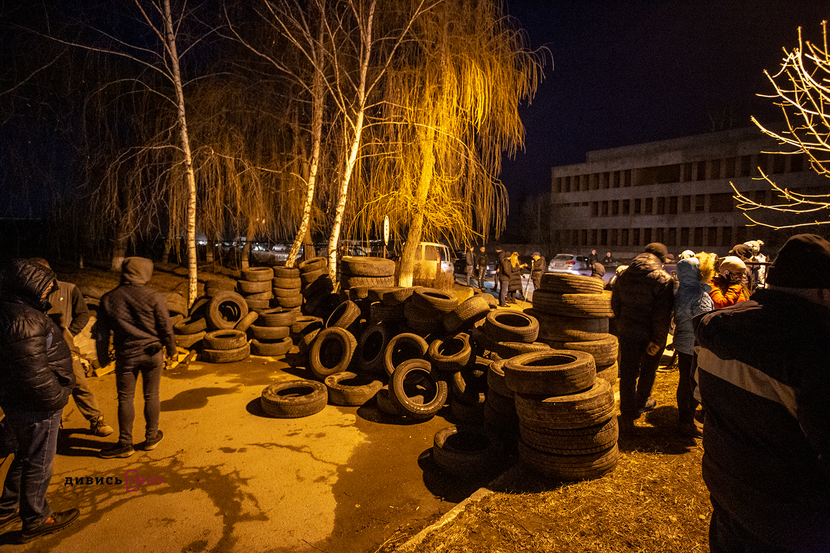 Стоятимуть до ранку: як у Винниках люди блокують можливий приїзд евакуйованих з Китаю у госпіталь ветеранів (фоторепортаж)