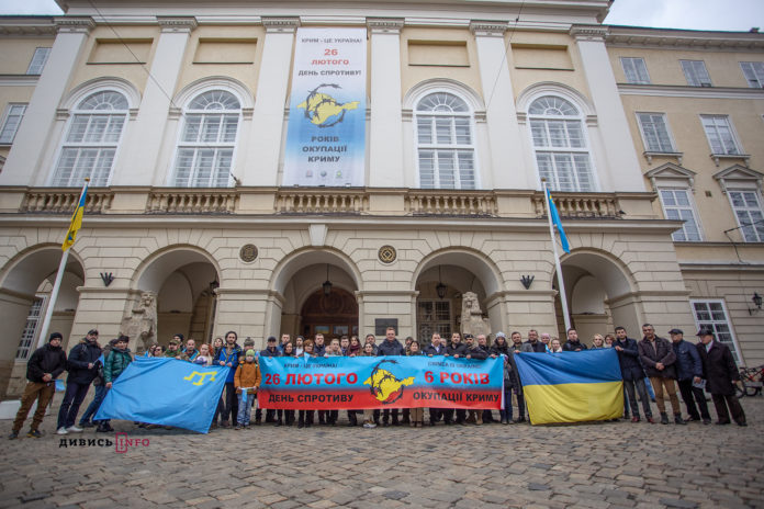 На Львівській ратуші підняли кримськотатарський стяг (фото) На Львівській ратуші підняли кримськотатарський стяг (фото)