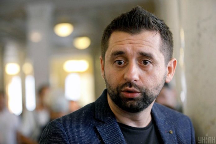 Арахамія згоден дати воду в Крим в обмін на виведення військ з Донбасу (відео) Арахамія згоден дати воду в Крим в обмін на виведення військ з Донбасу (відео)