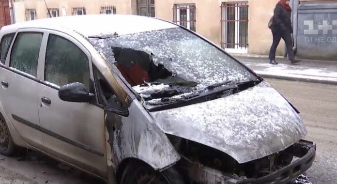Поліцейському, якого підозрюють у підпалі авто львівської журналістки, написали подяку Поліцейському, якого підозрюють у підпалі авто львівської журналістки, написали подяку