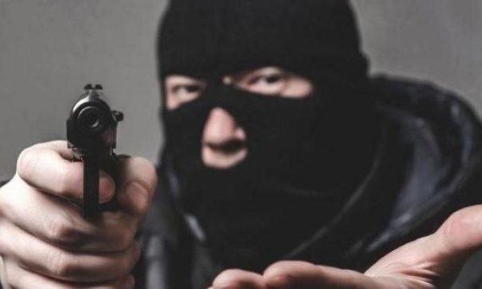 Двоє самбірчан можуть сісти до тюрми на 6 років за крадіжку грошей і телефона Двоє самбірчан можуть сісти до тюрми на 6 років за крадіжку грошей і телефона