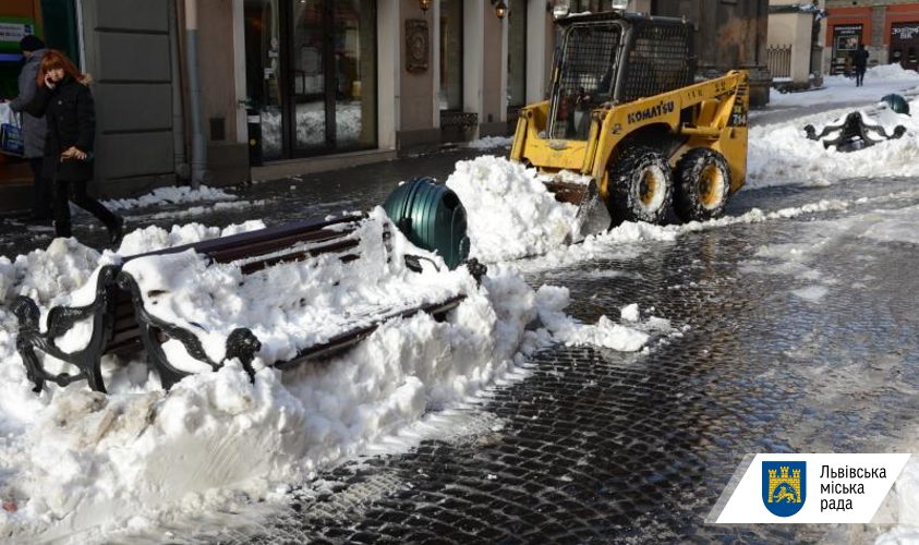 Зранку у Львові працювало 28 одиниць снігоочисної техніки