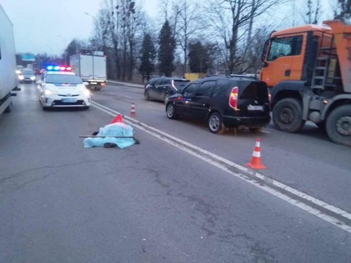 У Львові двірника збив автомобіль У Львові двірника збив автомобіль