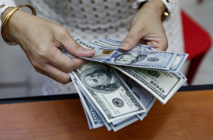 Незважаючи на кризу, заробітчани збільшили перекази в Україну Незважаючи на кризу, заробітчани збільшили перекази в Україну
