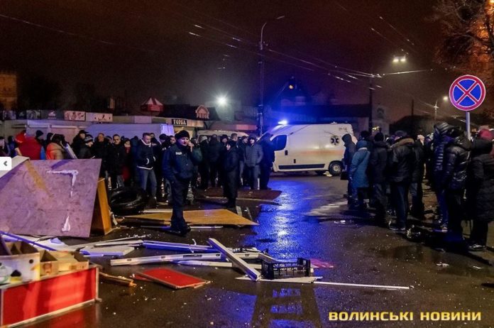 У Луцьку розтрощили МАФи на Центральному ринку (фото, відео) У Луцьку розтрощили МАФи на Центральному ринку (фото, відео)