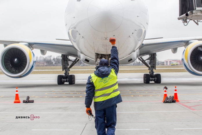 Літак, який евакуюватиме українців, приземлився в Ухані