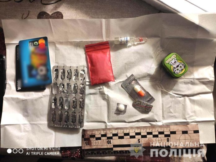 32-річна вчителька продавала амфетамін у Рівному (фото) 32-річна вчителька продавала амфетамін у Рівному (фото)