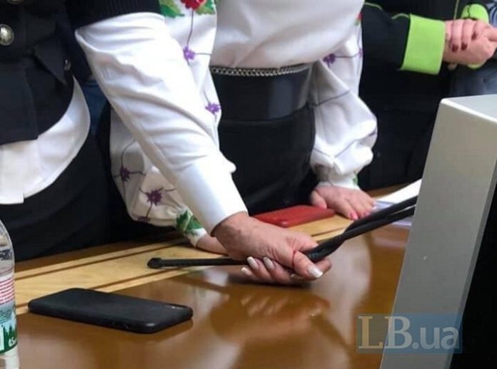 Тимошенко зламала Разумкову мікрофон і поранила палець Тимошенко зламала Разумкову мікрофон і поранила палець