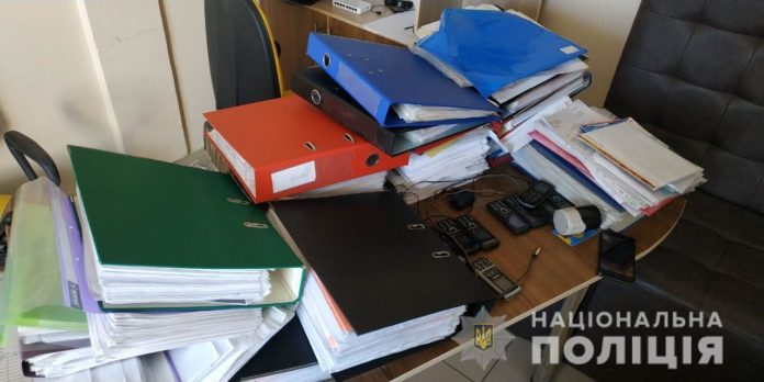 У Львові поліцейському загрожує до 3 років за ґратами через підробку документів У Львові поліцейському загрожує до 3 років за ґратами через підробку документів