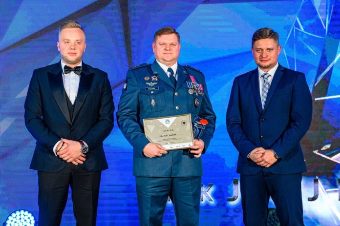Українського льотчика визнали найкращим на конкурсі у Польщі Українського льотчика визнали найкращим на конкурсі у Польщі
