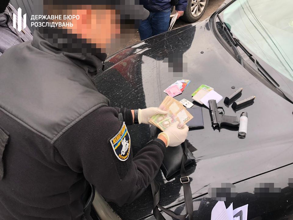 Львівські ДБРівці затримали поліцейського, що видавав водійські права за хабарі