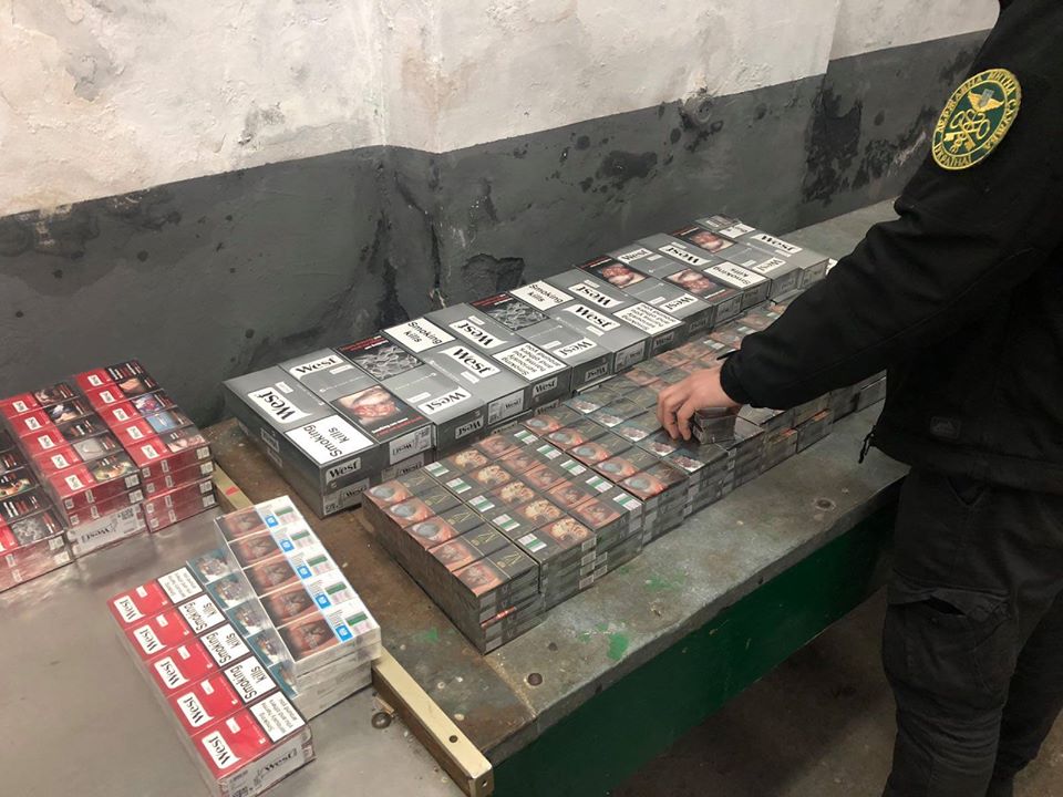 Львів'янин намагався незаконно перевезти через кордон 400 пачок сигарет