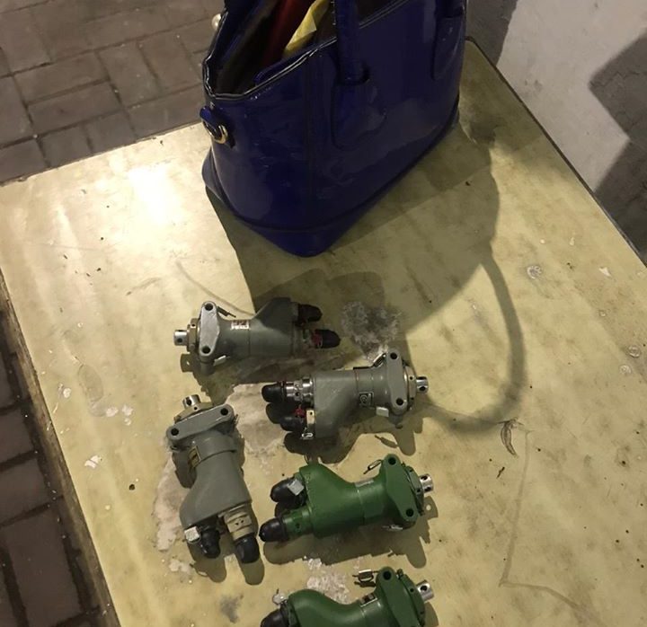 На Львівщині митники виявили частини до вертолітних двигунів у жіночій сумочці та аптечці - 2
