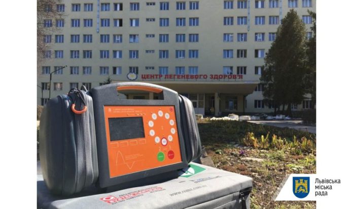 Фонд вільних та небайдужих зібрав кошти на дефібрилятор для Центру легеневого здоров’я Фонд вільних та небайдужих зібрав кошти на дефібрилятор для Центру легеневого здоров’я