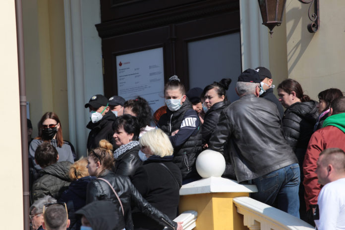 На керівника Візового центру у Львові склали протокол через натовп людей На керівника Візового центру у Львові склали протокол через натовп людей