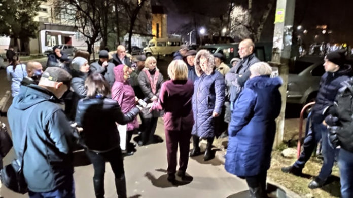 Бунт у Чернівцях: люди вимагали ізолювати дружину чоловіка, який занедужав на коронавірус Бунт у Чернівцях: люди вимагали ізолювати дружину чоловіка, який занедужав на коронавірус
