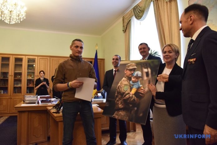 Добровольцям вперше вручили посвідчення УБД Добровольцям вперше вручили посвідчення УБД