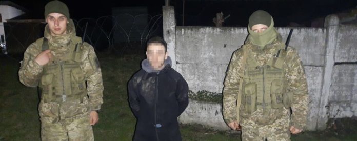 На кордоні з Румунією затримали водолаза, який переправляв медичні маски з України На кордоні з Румунією затримали водолаза, який переправляв медичні маски з України