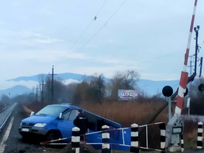 На Закарпатті локомотив збив автівку, яка виїхала на переїзд: 6 осіб постраждало На Закарпатті локомотив збив автівку, яка виїхала на переїзд: 6 осіб постраждало