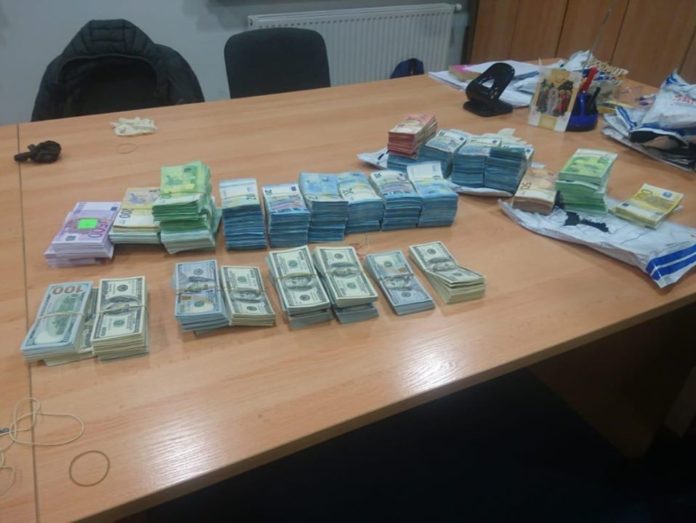 Львівські прикордонники затримали чоловіка зі значною сумою готівкової валюти Львівські прикордонники затримали чоловіка зі значною сумою готівкової валюти