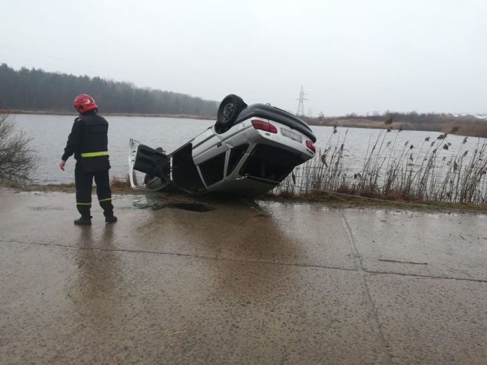 На Яворівщині в озері втопилося авто На Яворівщині в озері втопилося авто