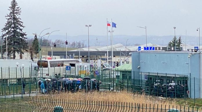 На Львівщині через санітарний контроль на кордоні зросли черги На Львівщині через санітарний контроль на кордоні зросли черги