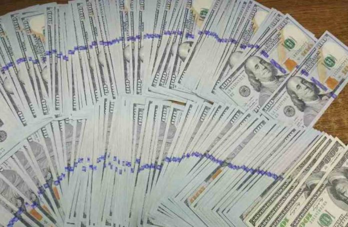 Українець намагався вивезти до Польщі незадекларовані 27 тисяч доларів Українець намагався вивезти до Польщі незадекларовані 27 тисяч доларів